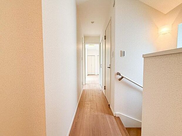 白が光を反射し、お部屋の隅々まで明るく。実際の広さ以上の開放感とゆとりを感じる心地よい住空間。