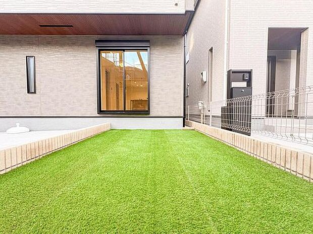 【庭】広々とした人工芝の庭は、家族の遊び場やリラックススペースに最適。メンテナンスフリーで、いつでも美しい緑が暮らしを彩ります。