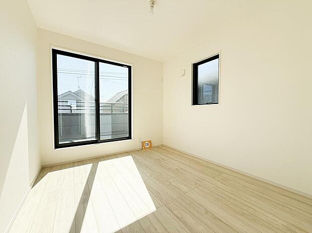 【リビング以外の居室】お気に入りのものだけに囲まれる、パーソナルな余白。コンパクトな空間を使い切る贅沢が、ここにあります。（2号棟）