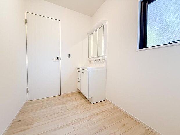 【洗面台・洗面所】三面鏡付きの広々とした洗面台は、朝の身支度もスムーズに。収納力も高く、家族みんなのアイテムをすっきり整理できます。（1号棟）