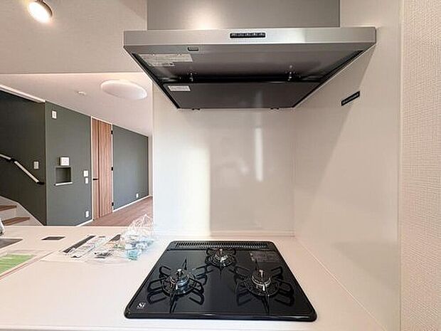 【三口コンロ】3口タイプのコンロによって、複数献立の同時調理が可能になりました。お料理時間を短縮させたい方、お料理が好きで同時に複数のお料理を楽しみたい方、是非お試しください。