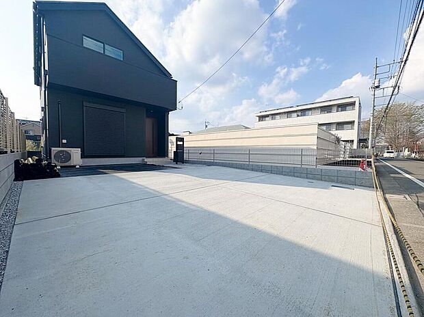 【駐車場】お車2台を並列で止められる広々とした駐車スペースがございます。急な来客時にも安心ですし、お庭先でご友人などとバーべキューなども行えます。