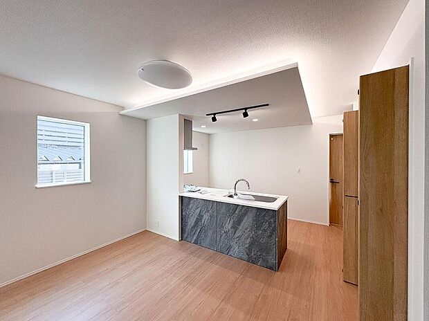 【キッチン】間接照明がおしゃれな空間を演出します。