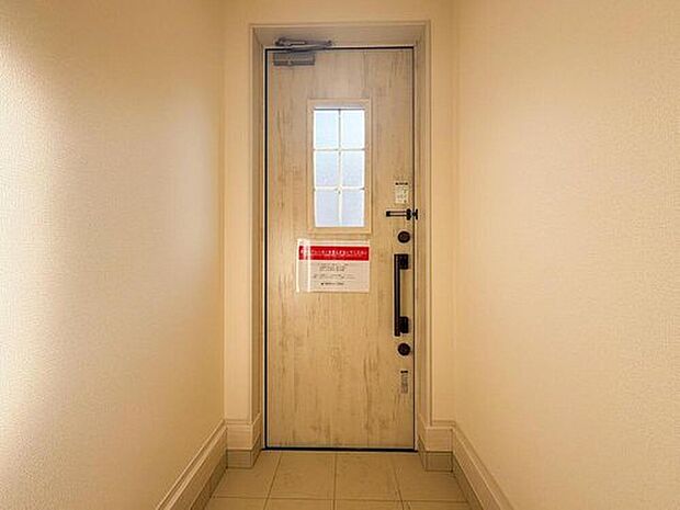 【玄関】家族の安全を守るしっかりとした玄関ドア。小窓が採光を確保し、明るく開放的な空間を演出します。毎日気持ちよくお出かけ、お帰りいただけます。