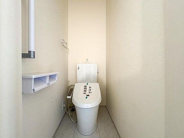 【トイレ】明るく清潔なトイレ空間で、毎日を快適にスタート。温水洗浄便座完備で、小さなお子様から大人まで安心してご利用いただけます。