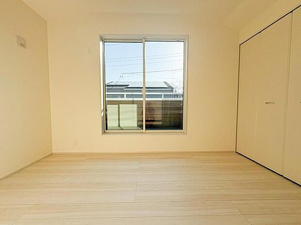 【リビング以外の居室】陽光が降り注ぐ明るい居室は、お子様の成長に合わせて多様に使える空間です。収納も完備しており、どんな家具も合わせやすいシンプルなデザインが魅力です。