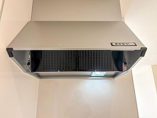 【【レンジフード】】安心のFUJIOH製レンジフード。スタイリッシュなシルバーと明るいLED照明で、快適なキッチン空間へ。