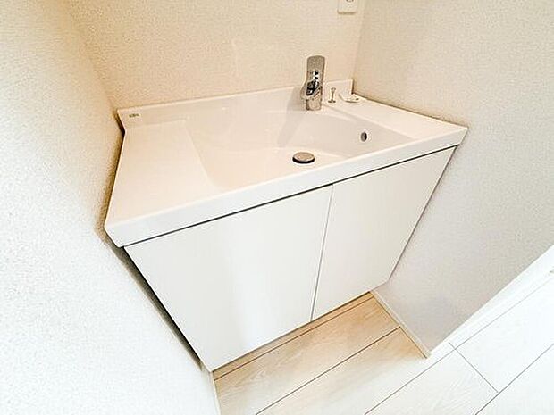 【洗面台】2階にも洗面台を完備。朝の混雑緩和や加湿器の給水、掃除にも便利です。生活動線を考え抜いた設計が家族のゆとりを生みます。