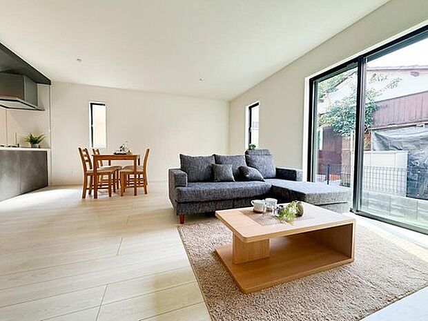 【リビング】キッチンから全体が見渡せる安心設計。遊ぶお子様を見守りながら、家事も会話も弾む心地よい距離感。