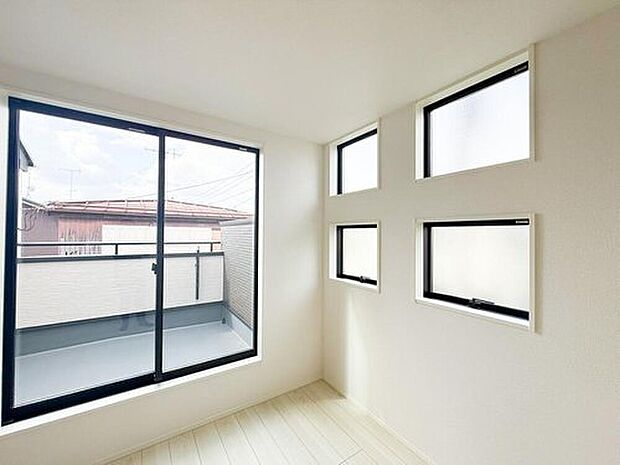 【リビング以外の居室】外からの視線を遮りつつ、たっぷりの陽光を取り込む工夫の窓。プライバシーを守りながら明るい暮らしを。
