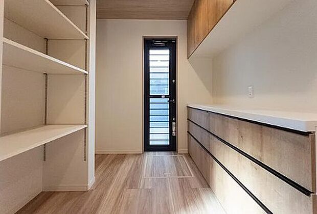 【収納】収納としての用途はもちろん、小さな書斎や秘密基地といった楽しみが出来る、スペシャルな空間です。