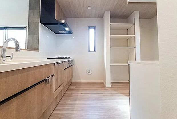 【キッチン】目の前をオープンにすることで開放感があり、コミュニケーションが円滑になる対面式キッチン。家族の顔がよく見えるキッチンスペースです。