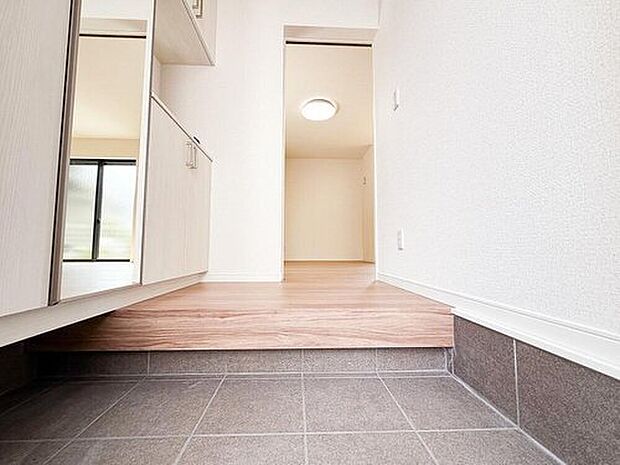 【玄関】明るく広々とした玄関は、家族みんなの靴もすっきり収納。スムーズな動線で、毎日気持ちよくお出かけできます。