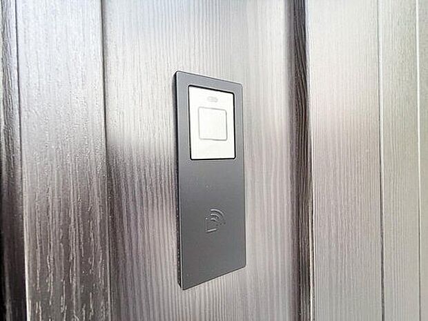 【玄関カードキー】鍵を探す手間がなく、荷物で両手がふさがっていてもそのままスッと解錠。毎日の小さなストレスを減らしてくれます。