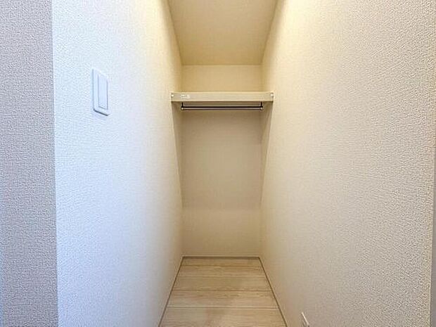 【収納】衣類や小物もすっきり片付く、明るく清潔感のある収納スペース。家族みんなの整理整頓をサポートし、快適な毎日を叶えます。