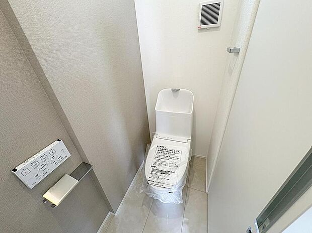 【トイレ】常に清潔さを保ちやすいデザインのトイレは、小さなお子様がいるご家庭にも安心です。使いやすい操作パネルで、快適な毎日をサポートします。