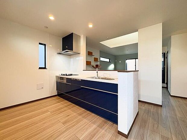デザインと機能性を両立！鮮やかなネイビーと白のコントラストが美しい、使い勝手の良いシステムキッチン。
