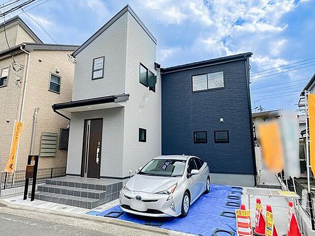 モノトーンでまとめられたスタイリッシュな外観デザイン。駐車スペースも確保されており、来客時や日常の車利用にも便利な住まいです。