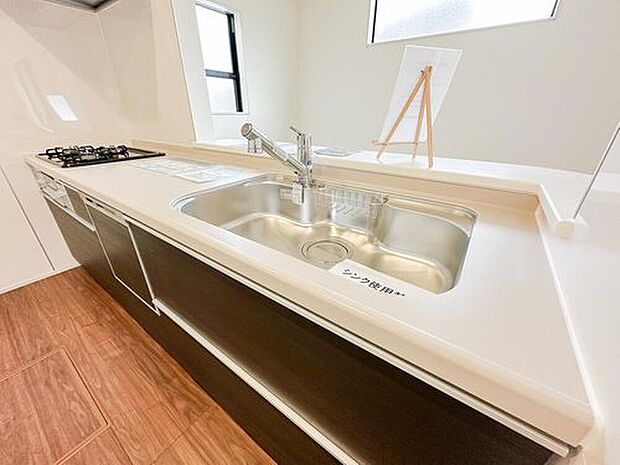 広々としたシンクは洗い物もしやすく、日々の家事負担を軽減。対面キッチンのためリビングを見渡しながら調理ができ、家族との会話も自然と生まれます。