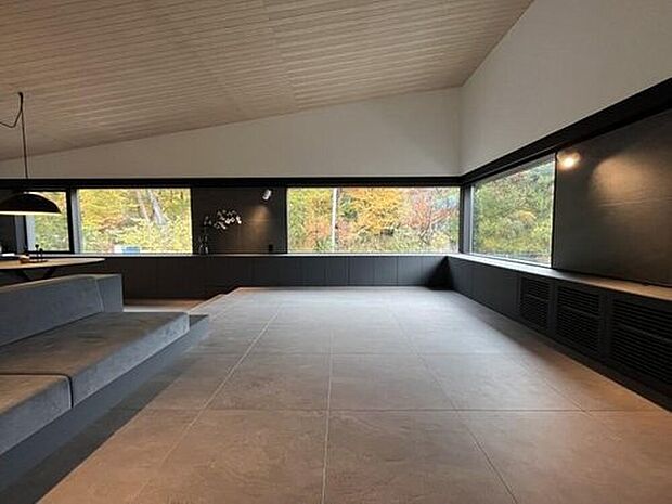 雄大な四季折々を愉しむ大窓。まるで絵画のように移ろう景色が、日常を上質な時間に変えます。心安らぐ眺望を独占。床暖房完備のリビングで、冬も素足でリラックス。全室エアコン付きの快適な住まい。