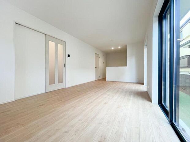 ご家族が集まるLDKは、明るく開放的な空間。キッチンからリビング全体が見渡せるため、お料理中もお子様の様子を見守ることができ、自然と会話が弾む設計です。