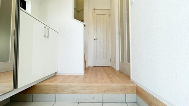 白を基調とした明るく清潔感あふれる玄関がお出迎え。フロートタイプのシューズボックスを採用することで、足元に空間が生まれ、玄関周りをより広く、スッキリとした印象に見せてくれます。