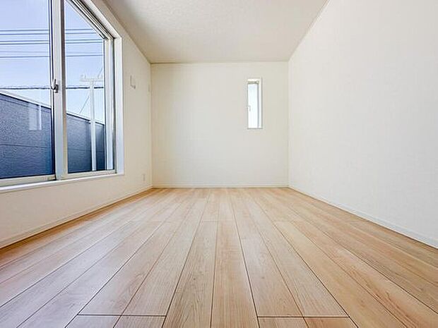 2面採光で明るさを感じられる居室空間。ナチュラルカラーのフローリングが、お部屋全体を優しく開放的な雰囲気に演出します。