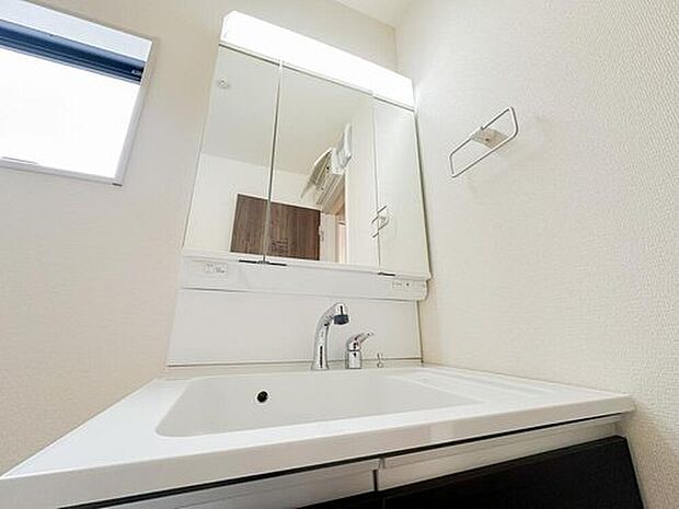 【三面鏡付きの洗面化粧台】三面鏡付きの洗面化粧台は収納力も高く、朝の身支度もスムーズ。シンプルで清潔感のあるデザインが、日常使いの快適さを高めます。