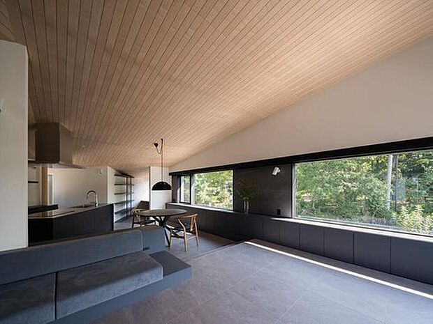 【リビング】2階のLDKは、大窓を通して周囲の自然と一体化します。家の中で四季折々の風景を切り取る「特等席」。天然木天井とモダンデザインが調和した空間で、心身ともにリフレッシュできます。