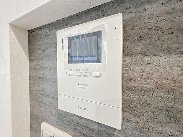 【モニター付きインターフォン】こちらはモニター付きインターフォンです。来訪者の確認・防犯対策・宅配便の対応もスムーズに。日々の暮らしの安心と便利を両立する、今や欠かせない必須設備です。