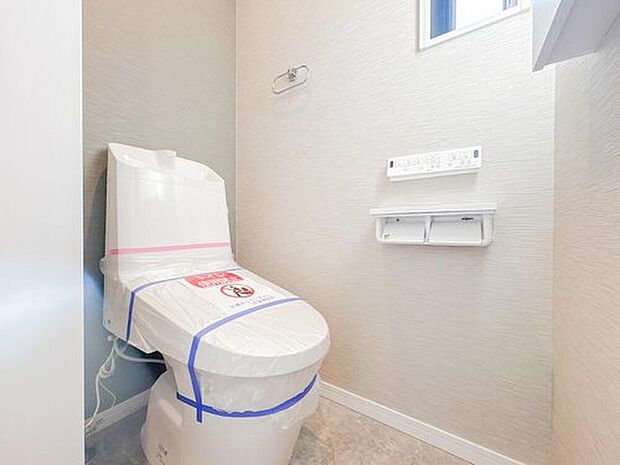 【温水洗浄便座付きトイレ】温水洗浄機能を備えたトイレで、毎日をより快適に。使うたびに心地よさを実感できる、うれしい設備仕様です。