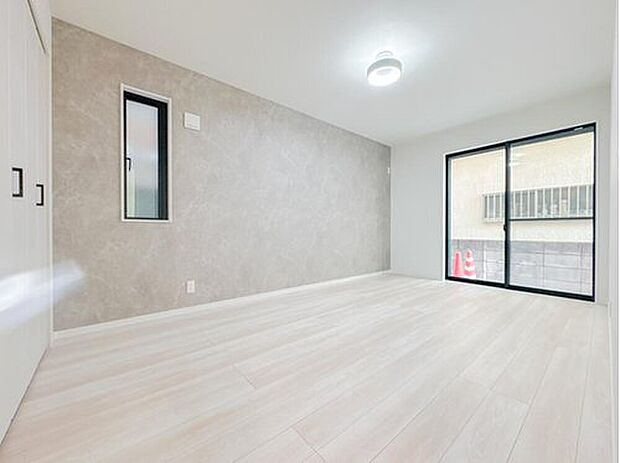 【リビング以外の居室】落ち着いたグレーのアクセントクロスが、スタイリッシュな居室を演出。クローゼット完備で収納面も安心です。大きな窓からは柔らかな光が差し込み、寝室や趣味の部屋として、穏やかな時間を過ごせる空間です。