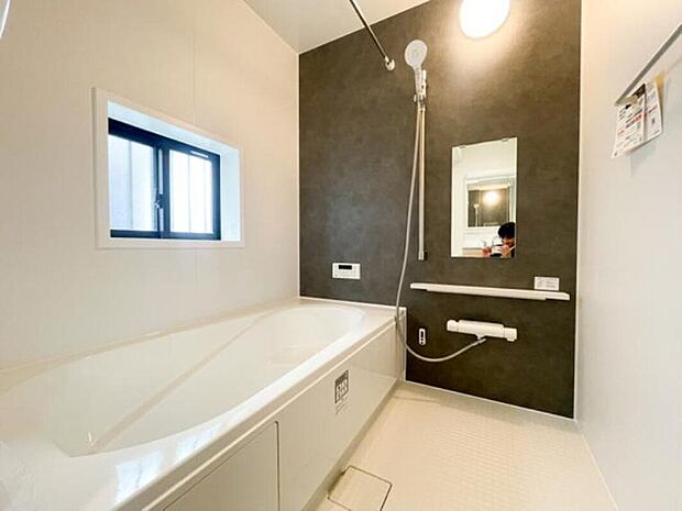 【浴室】シックなアクセントパネルが高級感を演出する、落ち着きあるバスルーム。ゆったりとした浴槽に浸かりながら、一日の疲れを癒やす贅沢なリラックスタイムを過ごせます。