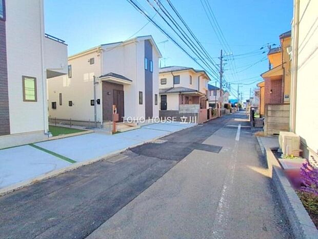 【前面道路含む現地 （2025年12月05日撮影）】落ち着いた住宅街に位置し、前面道路は見通しの良いすっきりとした街並み。穏やかな住環境で安心してお過ごしいただけます。