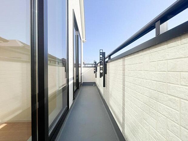 【バルコニー】たっぷりの陽光が差し込む、明るく開放的なバルコニー。ゆとりある広さを確保しており、ご家族全員分の洗濯物も一度にたくさん干すことができます。