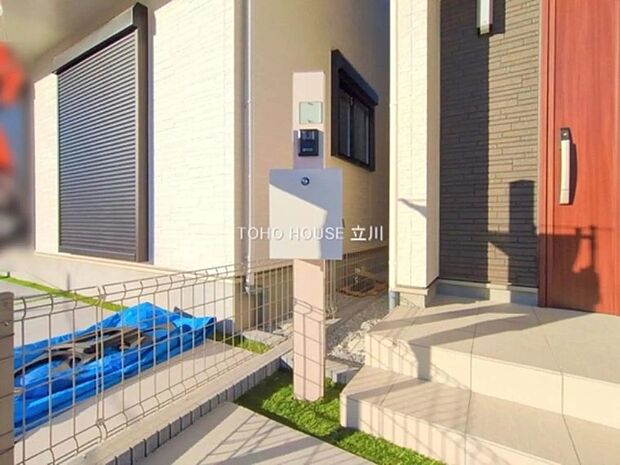 【物件外観:玄関 (2025年12月04日撮影)】明るい玄関アプローチが、毎日の帰宅を心地よく迎えてくれる住まい。