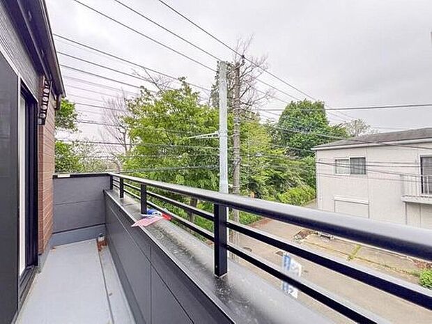 【バルコニー】建物の外観に温かみを添える木目調のバルコニー壁を採用。外からの視線を適度に遮りながら、室内に光と風を採り込む計算された設計です 。