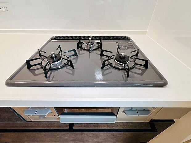 【3口ガスコンロ】お料理の効率が上がる3口コンロを採用!フラットな天板で毎日のお手入れもラクラクです。