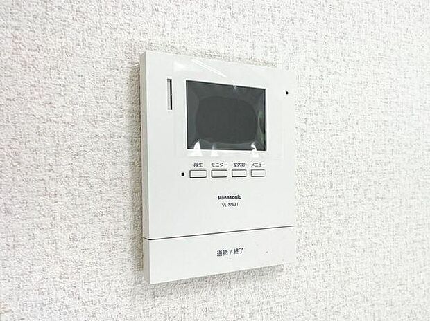 【TVモニター付きインターホン】モニターで来訪者を確認できるため、防犯面にも配慮された設備です。