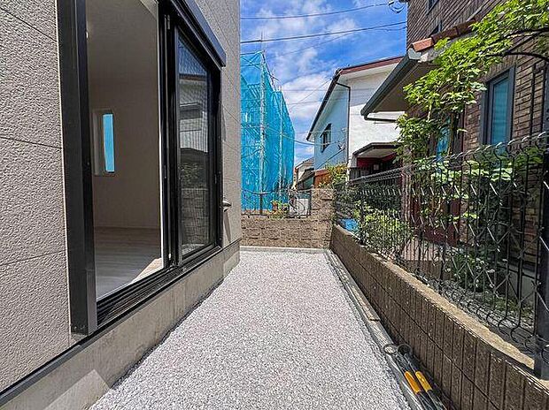 【庭】大きな掃き出し窓から段差なくフラットに出られる屋外スペース。砂利敷きのため雑草が生えにくく、お手入れが劇的にラクラクです。