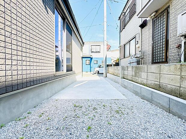 【庭】敷地内には砂利が敷かれており、防犯対策としても有効です。建物の日当たりや風通しの良さもわかります。