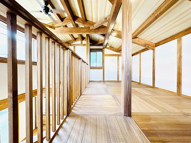 【リビング以外の居室】吹き抜けと繋がり開放感抜群の2階スペース！木の温もりに包まれ、心地よいプライベート空間が広がります。