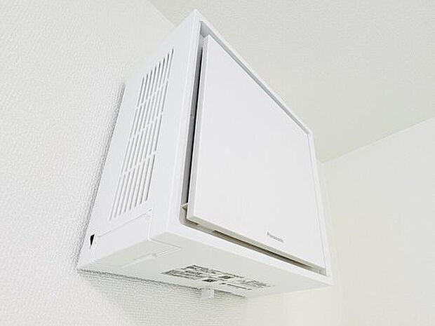 【換気システム・Panasonic製】高性能な換気システムを採用。外気の花粉やホコリの侵入を抑えつつ、綺麗で新鮮な空気を室内に取り込みます。