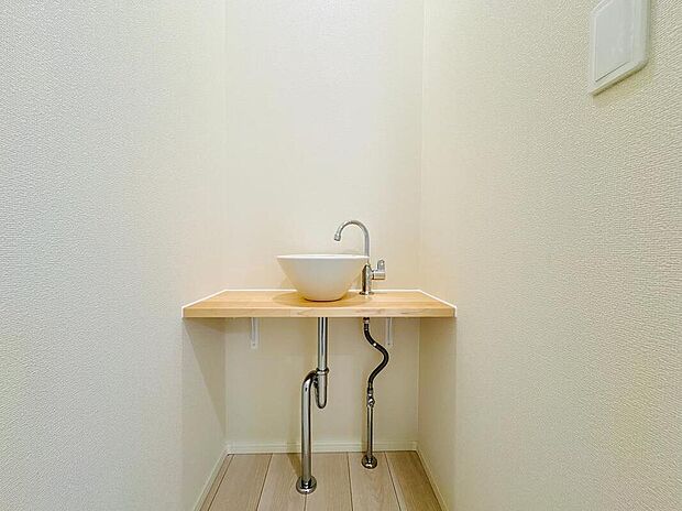 【その他内観】2階廊下にあるお洒落な造作手洗いカウンター。帰宅後すぐに手洗いができ、感染症対策としても安心です！