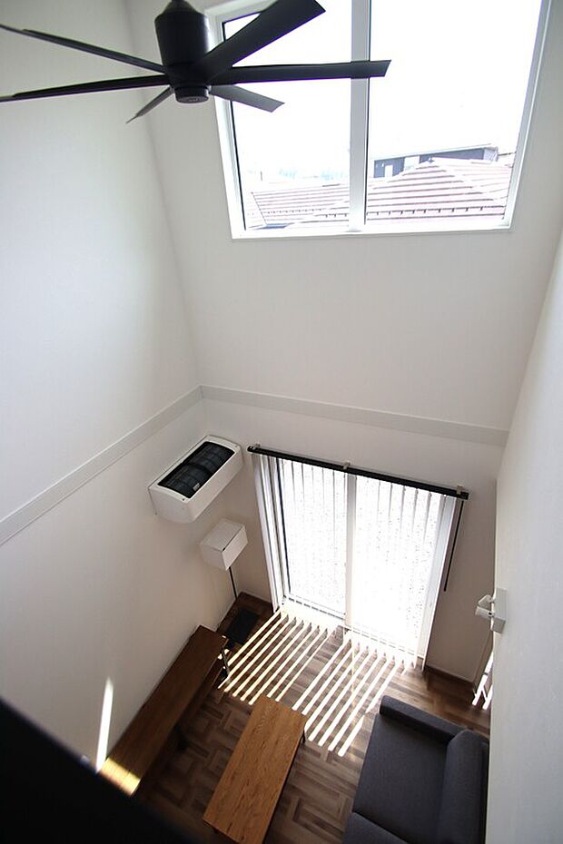 吹き抜けがあり解放感たっぷりなリビング♪