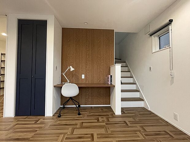 【リビング　】カウンターがありお子様のお勉強スペースに使えます