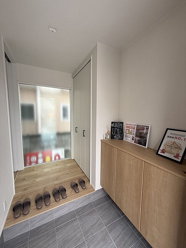 【玄関】大きな窓があり明るい玄関　玄関収納もたっぷり！