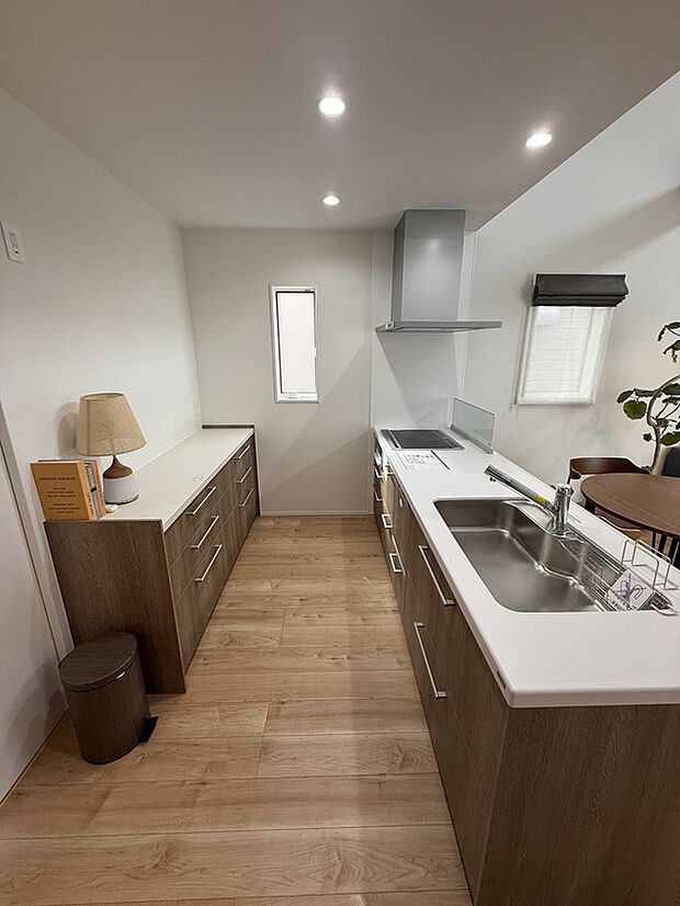 【キッチン】カップボード付きの収納たっぷりなキッチンです