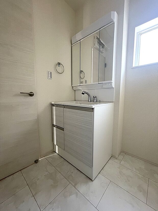 【シャンプードレッサー　同社施工例写真】ミラー扉の内側がすべて収納スペースになっている洗面台　