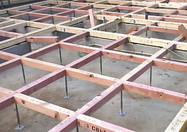 【剛床工法】一建設の住まいでは、1階と2階の床に「剛床工法」を選びました。これは構造用面材を土台と梁に直接留めつける工法で、床をひとつの面として家全体を一体化することで、横からの力にも非常に強い構造となります。家屋のねじれを防止し、耐震性に優れた効果を発揮します。